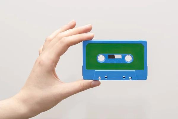 Ruka držící modrou kazetu — Stock fotografie