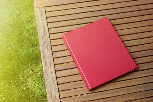 Libro rosso sul tavolo all'aperto della caffetteria — Foto Stock