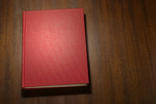 Livro vermelho na mesa — Fotografia de Stock