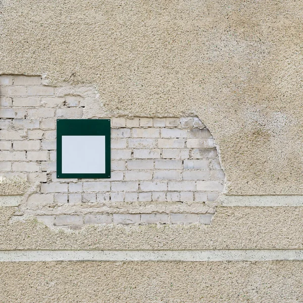 Parede de tijolo e placa de metal — Fotografia de Stock