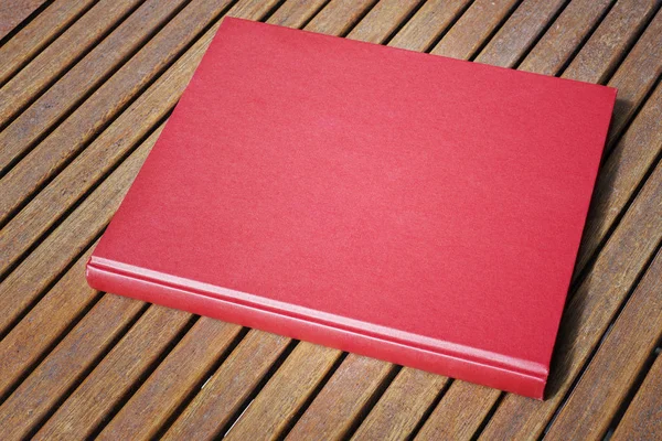 Libro rojo en la mesa al aire libre en la cafetería —  Fotos de Stock