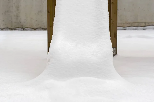 Zjeżdżalnia dla dzieci, pokryte śniegiem — Zdjęcie stockowe
