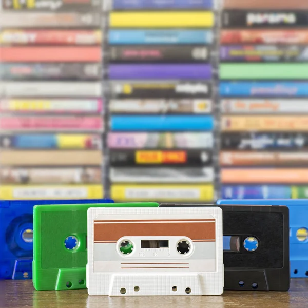 Montón de casetes de audio coloridos viejos — Foto de Stock