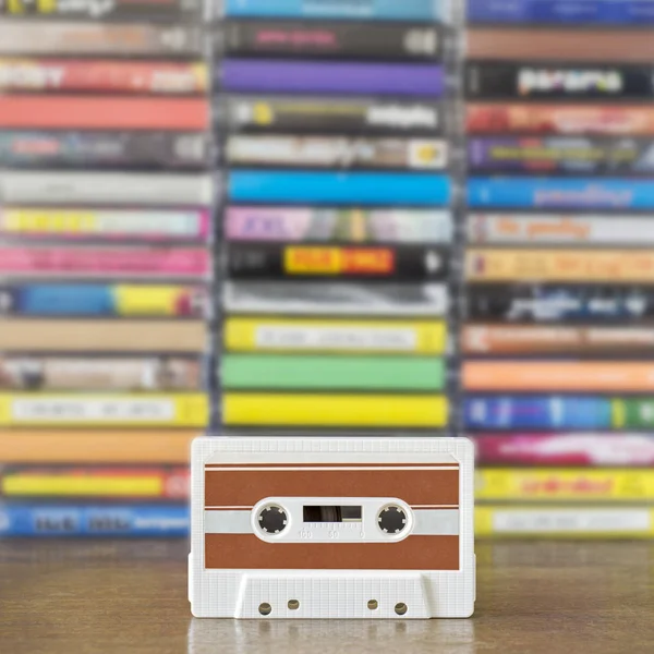 Bílé a hnědé retro audio kazeta — Stock fotografie