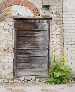 ahşap tahta kapı, kirli grunge tuğla duvar