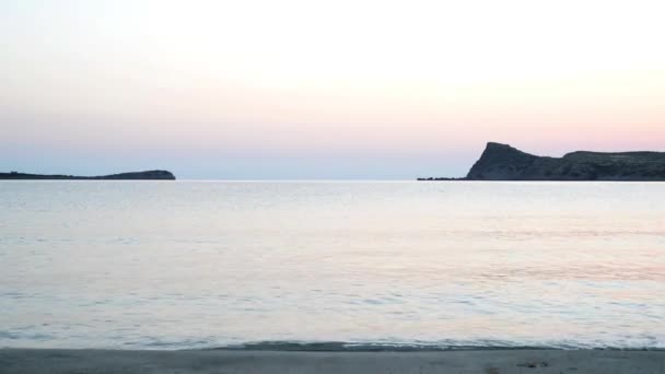 Wachten voor zonsopkomst op het strand — Stockvideo