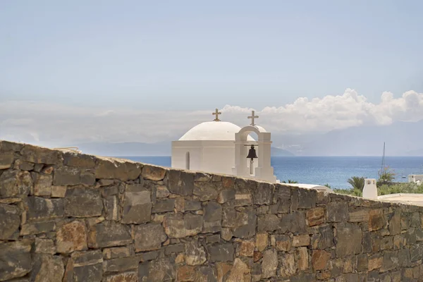 Iglesia ortodoxa griega detrás de la pared — Foto de Stock