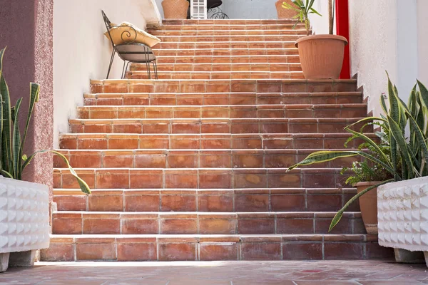 Escaleras del edificio con la pared de ladrillo rojo. — Foto de stock