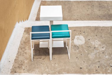 açık masa ve grunge duvarının yakınında iki sandalye