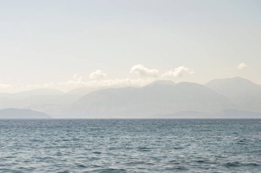 Sabahları deniz.