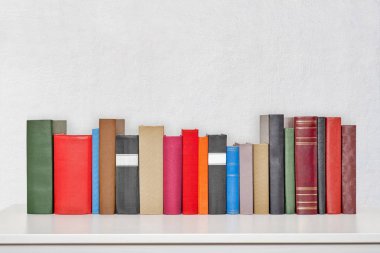 Masada yığınla kitap var.