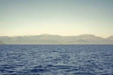 Deniz ve dağ manzarası