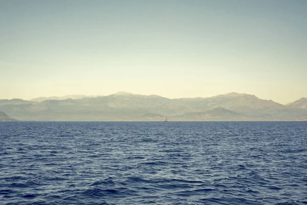 Deniz ve dağ manzarası