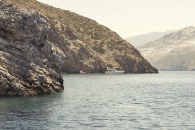 Deniz ve dağ manzarası