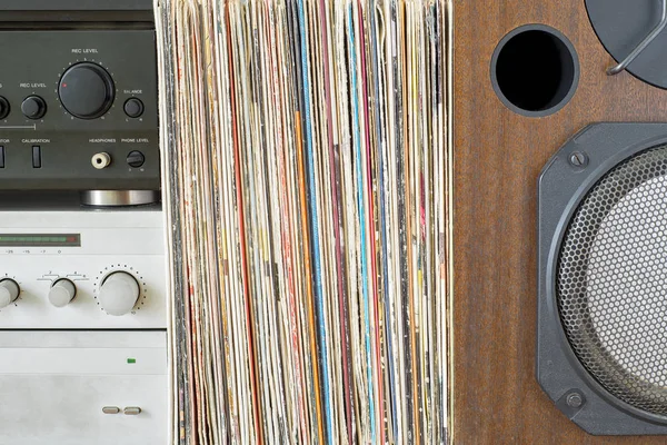 Receptor retro, pila amplificadora de discos de vinilo cerca del altavoz de sonido — Foto de Stock