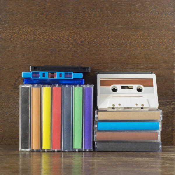 Pilha de cassetes de áudio coloridas antigas — Fotografia de Stock