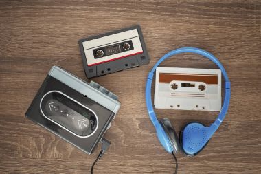 Vintage walkman, cassete ve kulaklıklar.