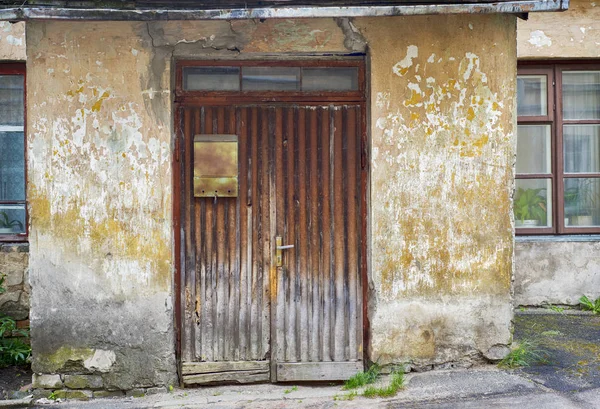 Porta de prancha de madeira com caixa de correio, fundo de parede de estuque sujo — Fotografia de Stock