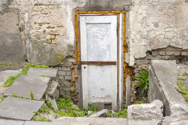 Wooden plank door, dirty grunge brick wall — Stock Photo, Image