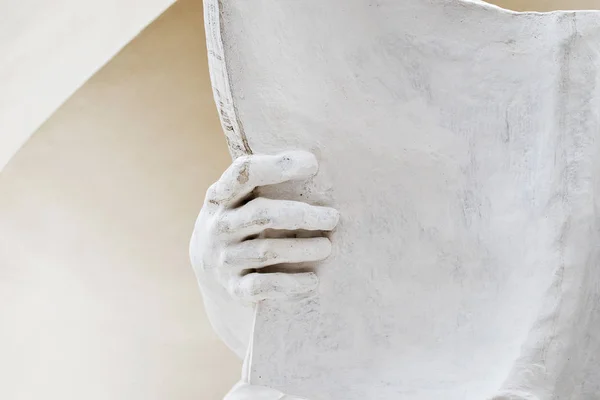 Detail van de stenen beeld van menselijke hand met boek — Stockfoto