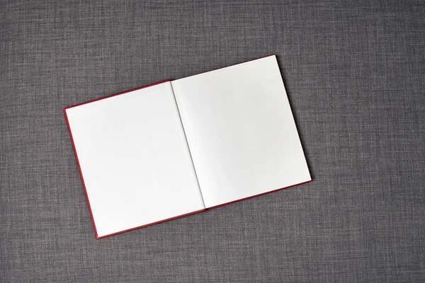 Libro rosso aperto sul divano — Foto Stock