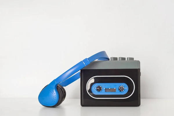 Walkman retro e fones de ouvido na prateleira — Fotografia de Stock