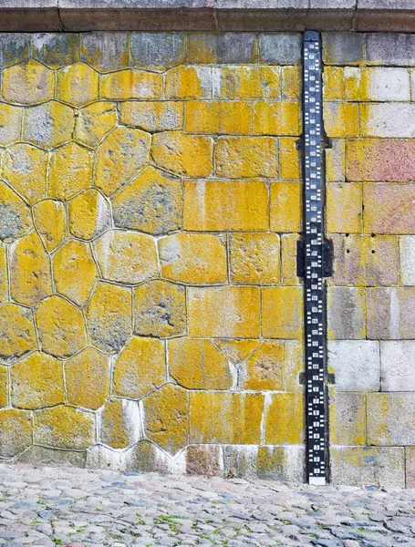 Wasserstandsmessung an der Steinmauer — Stockfoto