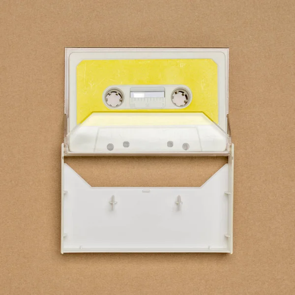 Fita de áudio branca retro com etiqueta amarela — Fotografia de Stock