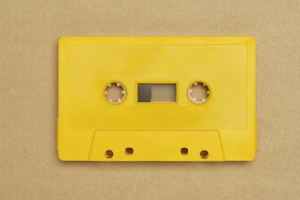 Cinta de audio amarillo retro con — Foto de Stock