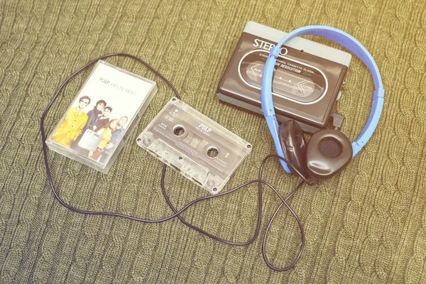 Vintage Walkman, Pulp Cassete i słuchawki. — Zdjęcie stockowe