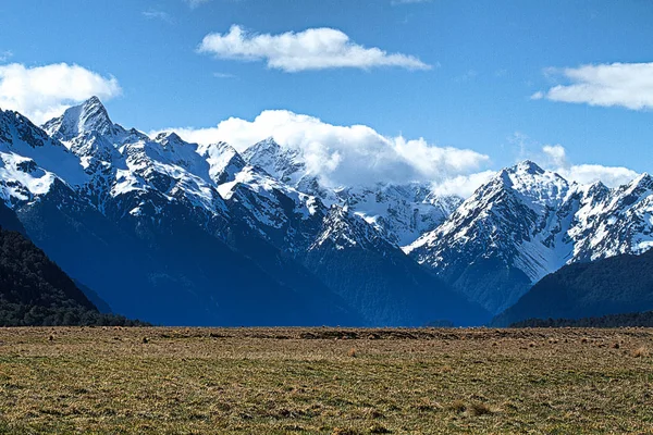 Berggipfel steigen — Stockfoto