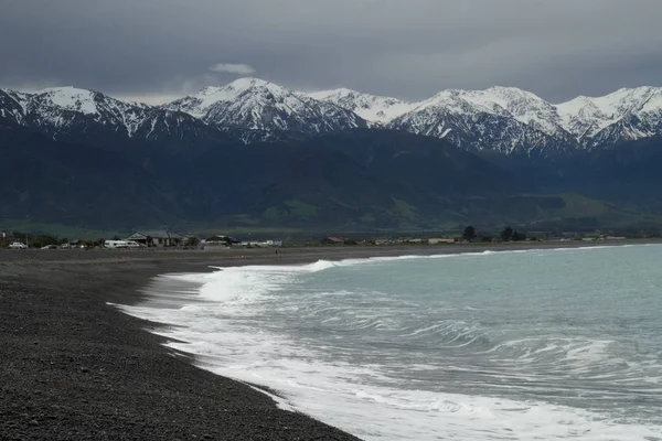 Coastal Mountains and Beach — Stock Photo, Image