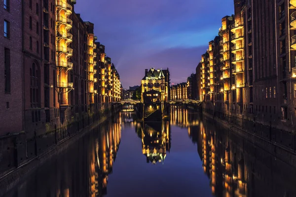 Alten Hinterhof mit dem Fahrrad durch die Nacht — Stockfoto