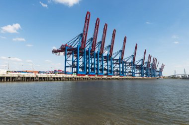 Kargo Hamburg liman nehir Elbe, Almanya üzerinde