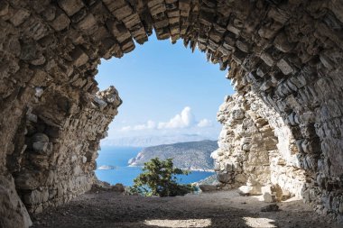 Monolithos kale kalıntıları ile göster