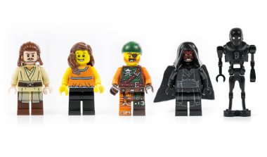 Beş kişilik bir grup çeşitli lego mini karakterler üzerinde beyaz izole..