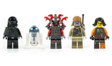 Beş kişilik bir grup çeşitli lego mini karakterler üzerinde beyaz izole..