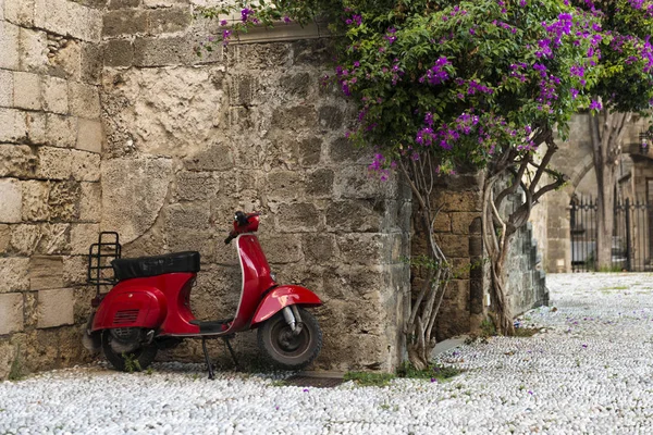 希腊罗兹镇, 罗兹岛, 红色小摩托摩托车 — 图库照片