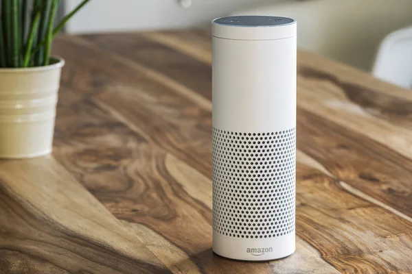 Amazon Echo Plus, äänitunnistus streaming laite Am — kuvapankkivalokuva