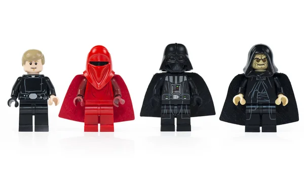 Eine Gruppe von fünf verschiedenen Lego Star Wars Minifiguren isoliert — Stockfoto