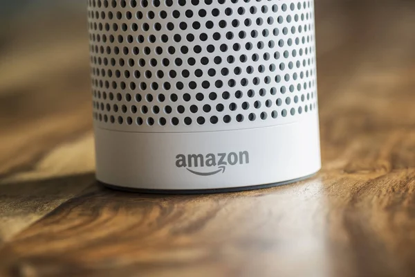 Amazon Echo Plus, o dispositivo de streaming de reconhecimento de voz da Amazon — Fotografia de Stock
