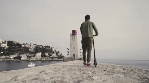 Mann Geht Zum Leuchtturm Mann Geht Von Kamera Zum Leuchtturm — Stockvideo