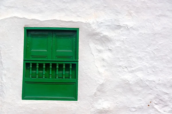 Grüne Fenster und weiße Wand — Stockfoto