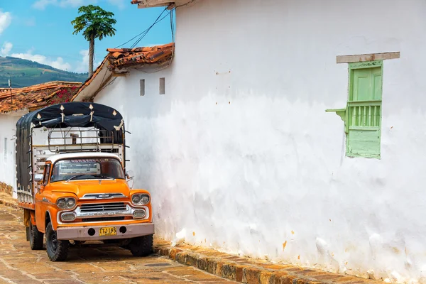Pomarańczową ciężarówką w Barichara, Kolumbia — Zdjęcie stockowe
