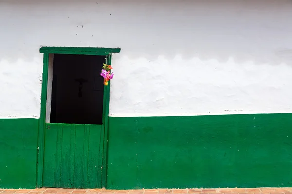 Grüne Tür und weiße Wand — Stockfoto