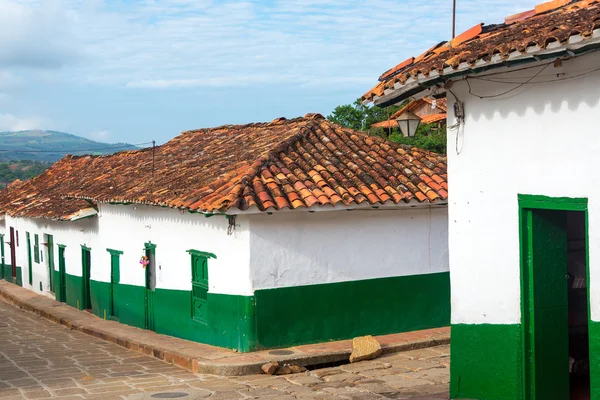 Angolo di strada coloniale verde e bianco — Foto Stock