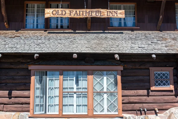 Old Faitful Inn — стоковое фото