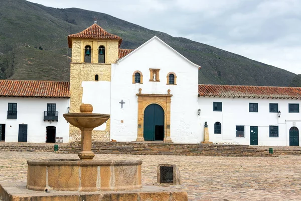 Готель Villa de Leyva церкви та фонтан — стокове фото