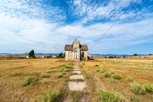 Weitwinkelblick auf verlassenes Haus — Stockfoto