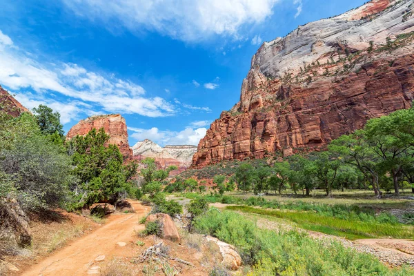 Trilha de caminhada em Zion Canyon — Fotografia de Stock